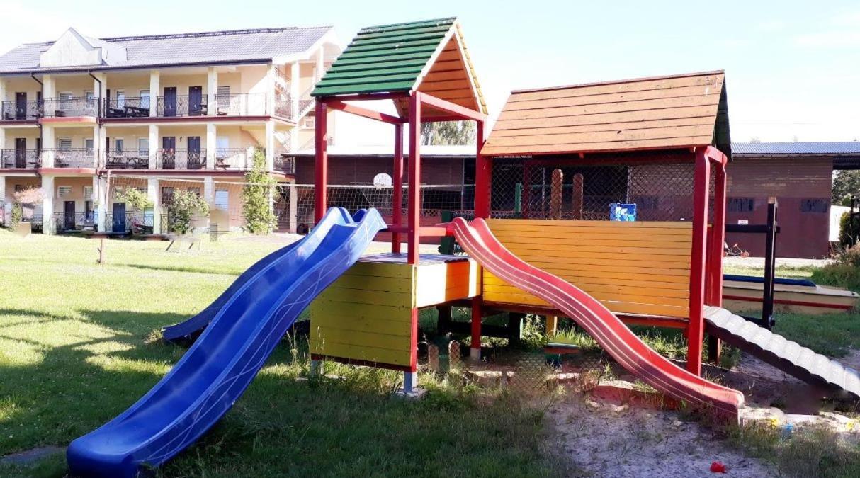 Ow Wilk - Pokoje I Domki Z Aneksami Kuchennymi, Parking, Plac Zabaw Леба Экстерьер фото